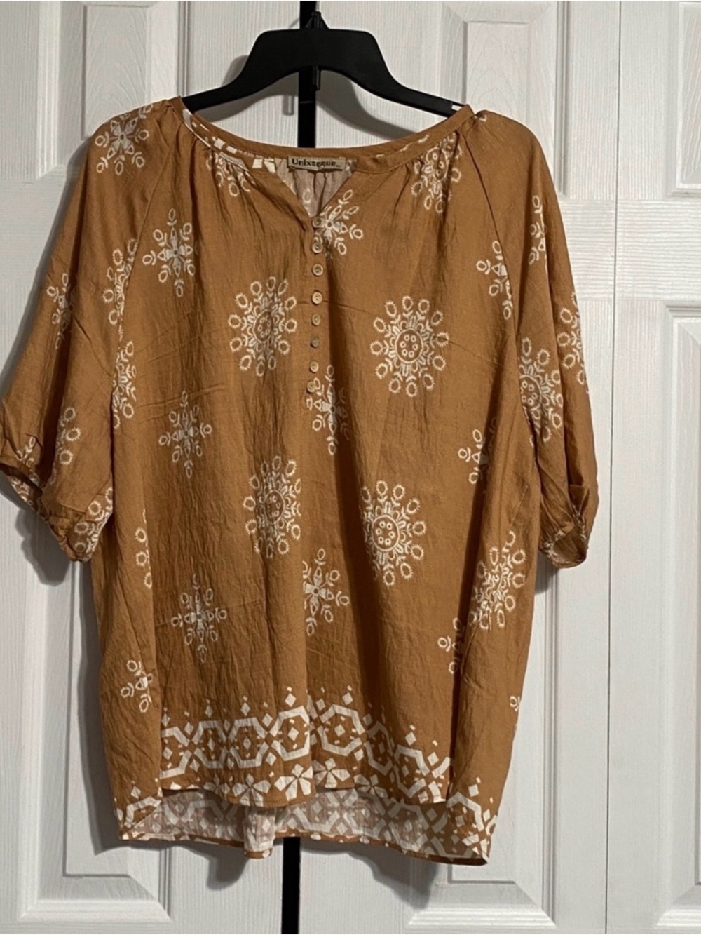Unixseque tan lightweight tan floral top shirt blouse size XL.